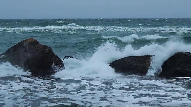 冬季风暴中海浪冲垮海堤。视频素材