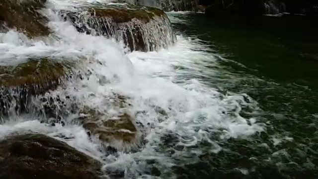 慢动作水:在泰国的瀑布静水，怀美卡明。视频素材