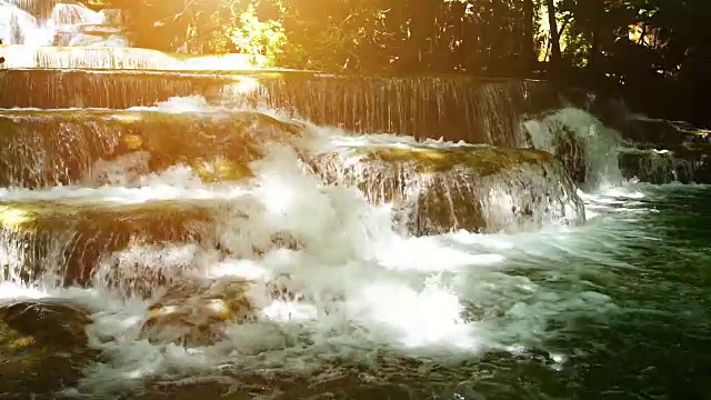 慢动作水:在泰国的瀑布静水，怀美卡明。视频素材