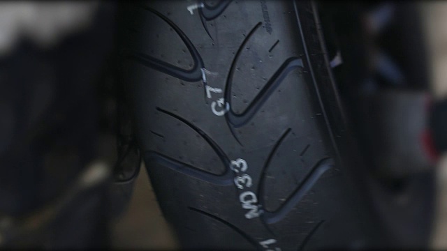 检查车轮上的轮胎视频素材