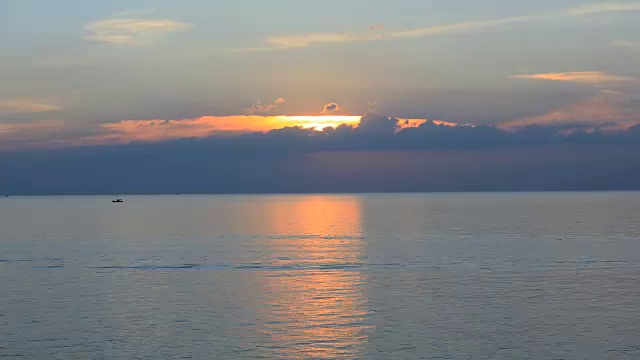 海面上日落的时间流逝视频素材