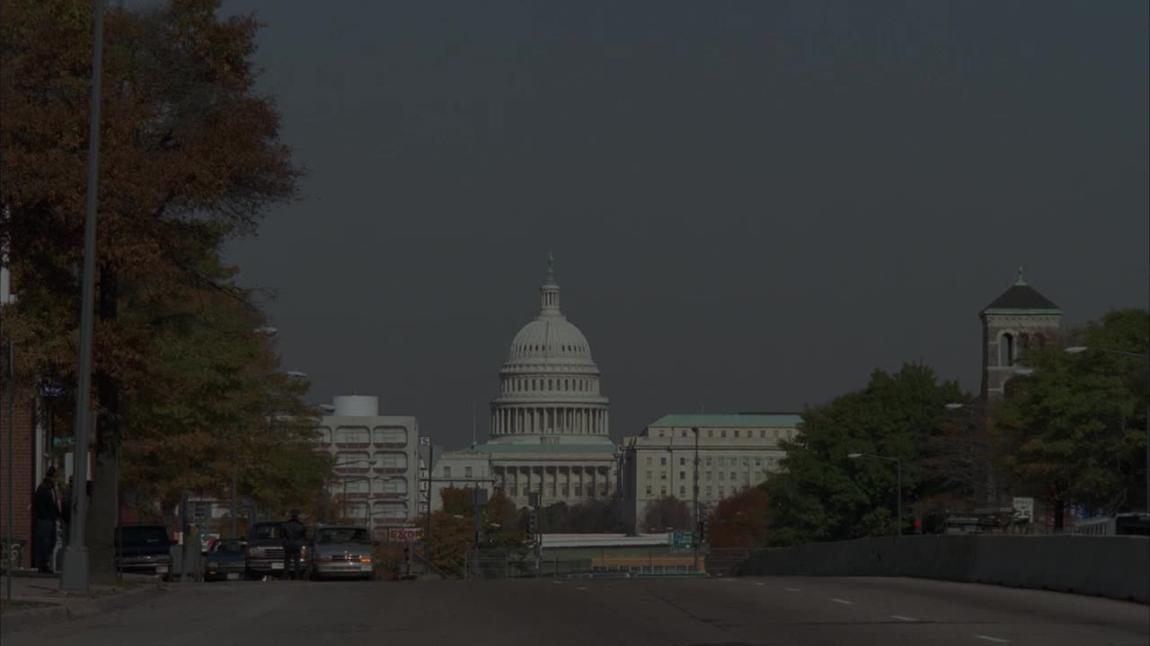 WS，总统豪华轿车车队，背景是国会大厦，美国华盛顿特区视频素材