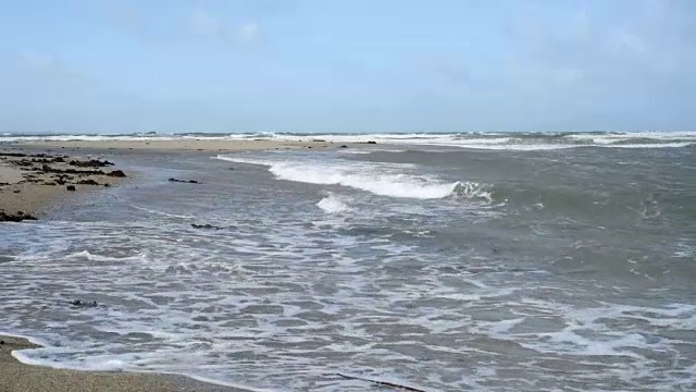 风在海滩上激起波涛——冬季的海岸线。视频素材