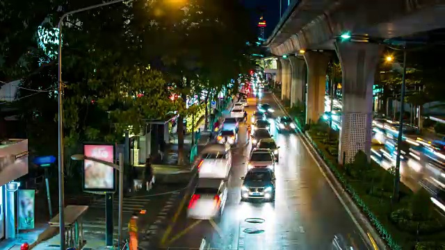 泰国城市夜间交通和城市生活的高角度视图视频素材