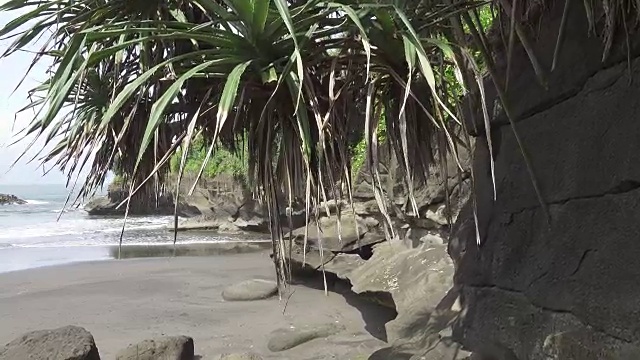 巴厘岛海滩的海景，石头和海滩。印度尼西亚巴厘岛视频素材