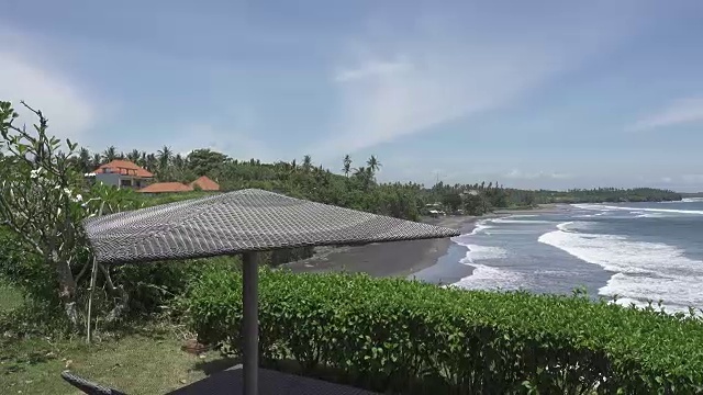 巴厘岛海滩的海景，石头和海滩。印度尼西亚巴厘岛视频素材