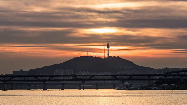 清潭大江大桥和南山汉城塔(汉城著名旅游景点和地标)上的日落至夜景。视频素材