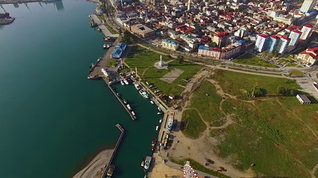 海岸线游艇俱乐部鸟瞰图，奢华嗜好在一个现代旅游城市视频素材