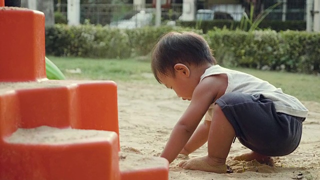 小男孩在玩沙子视频素材