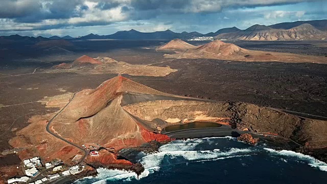 El Golfo火山湖鸟瞰图，兰萨罗特，加那利群岛，西班牙视频素材