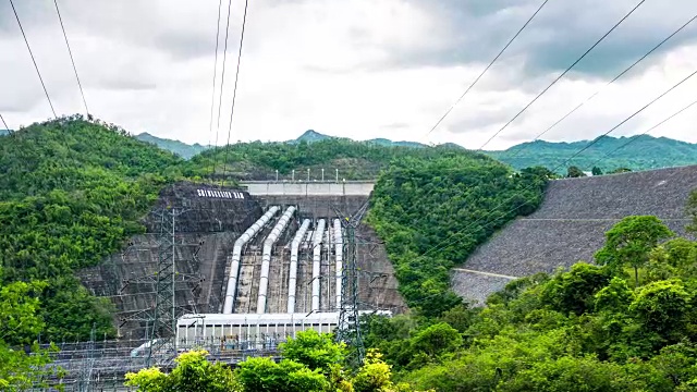 时间推移拍摄的大坝与热带森林和山与雨和风暴云的背景视频素材