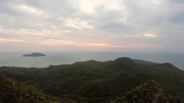 鸟瞰早晨的悬崖和大海，美丽的日落视频素材