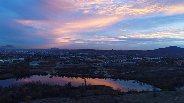 加州夕阳映在池塘上视频素材