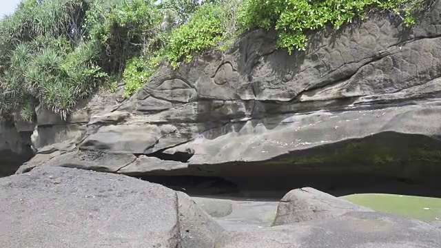 巴厘岛海滩的海景，石头和海滩。印度尼西亚巴厘岛视频素材