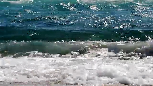 海浪拍打着海滩视频素材