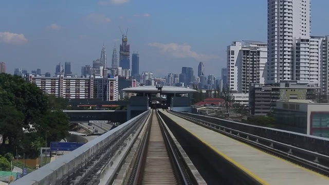 马来西亚捷运列车，以吉隆坡为背景视频下载