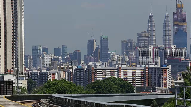 马来西亚捷运列车，以吉隆坡为背景视频素材