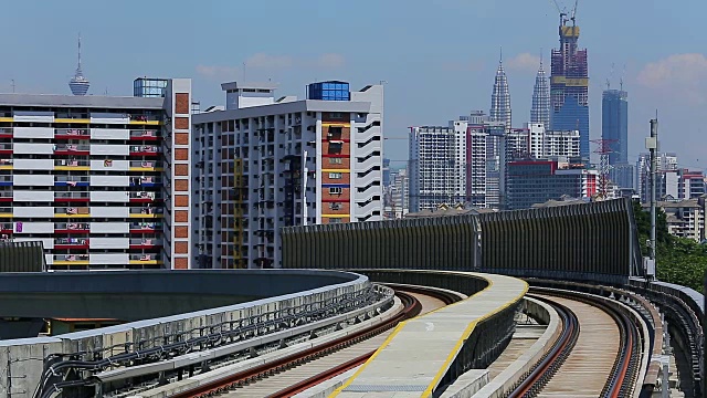 马来西亚捷运列车，以吉隆坡为背景视频素材