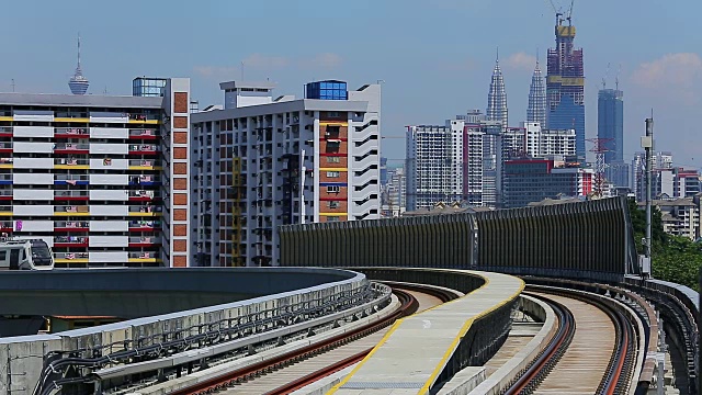 马来西亚捷运列车，以吉隆坡为背景视频下载