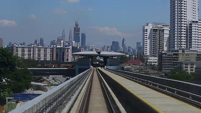 马来西亚捷运列车，以吉隆坡为背景视频素材