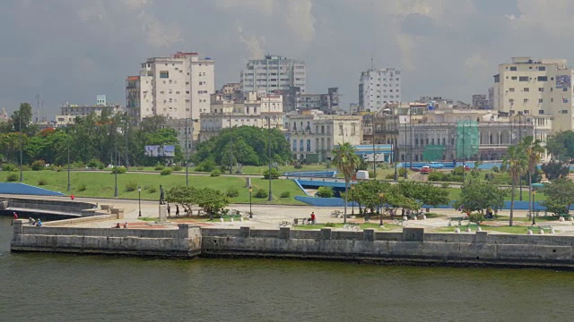 高角度广角多莉建立卡斯蒂洛德圣萨尔瓦多德拉蓬塔视频素材