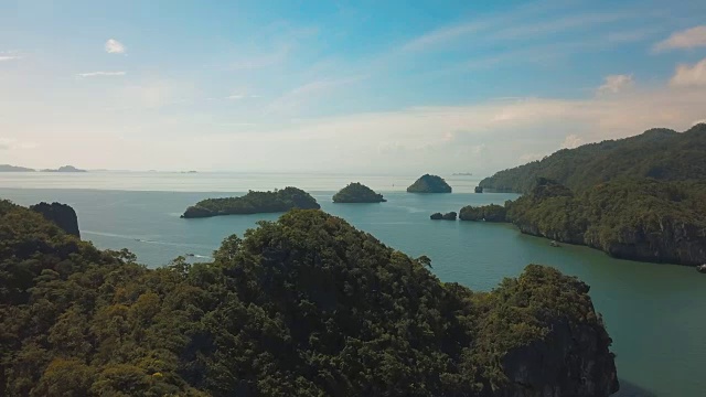 4k鸟瞰图飞过热带珊瑚礁礁湖，朝向美丽的绿色山脉，在泰国的萨顿视频素材