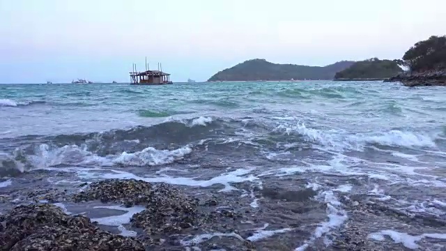 海滩在傍晚有波浪。橙色的光。视频素材