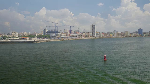 高角度宽多莉建立拍摄哈瓦那古巴海岸线视频素材