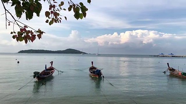 泰国普吉岛海上的传统渔船视频素材