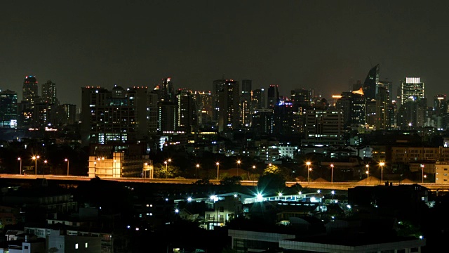 交通城市在夜间市中心，时间流逝视频素材