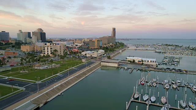 海湾附近的热带城市，码头和游艇，平静的墨西哥湾水域飞向科珀斯克里斯蒂，美国德克萨斯州无人机的视图视频素材