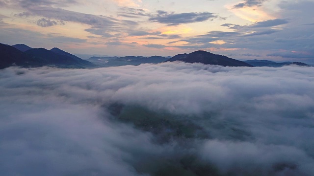 空中的时间流逝飞行之上的薄雾云在美丽的晚上自然的颜色hyperlapse视频素材