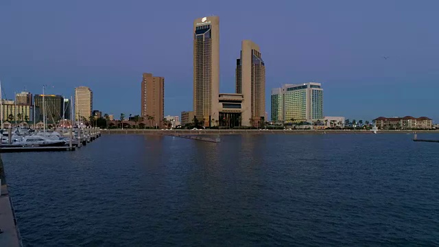 夜景的水市中心科珀斯克里斯蒂，美国德克萨斯州，无人机视图视频素材