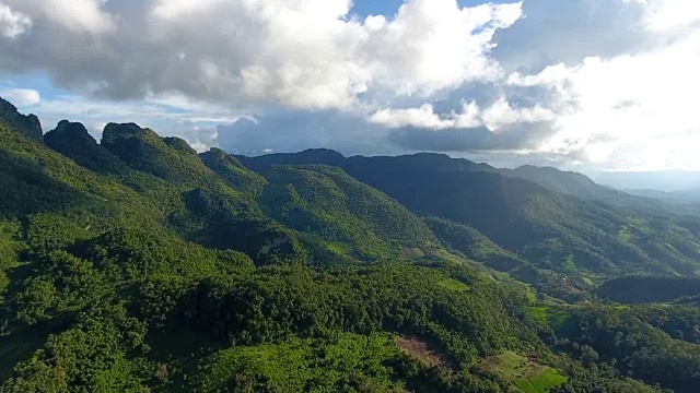 山景和森林鸟瞰图。视频素材