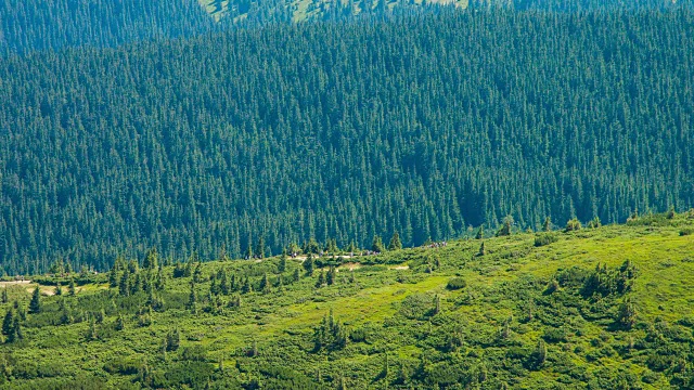 通往霍维拉山顶的路。夏末令人难以置信的青山景观。视频下载