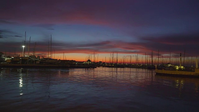 里米尼港的夜景视频素材