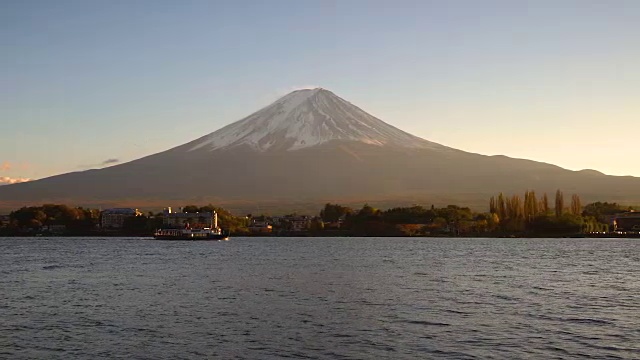 从日本川口町湖眺望富士山视频素材