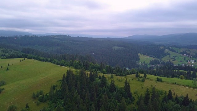 夏末令人难以置信的青山景观。乌克兰喀尔巴阡山脉的一个村庄。景观视频。视频下载