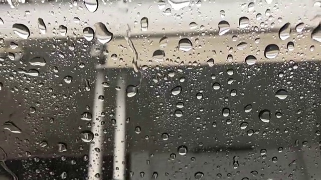 雨滴落在镜子上视频素材