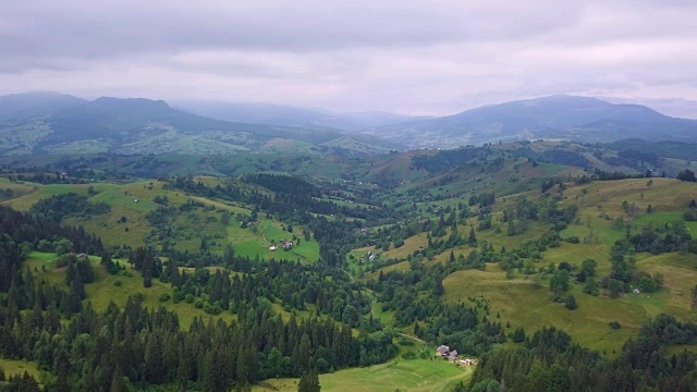 夏末令人难以置信的青山景观。乌克兰喀尔巴阡山脉的一个村庄。视频下载