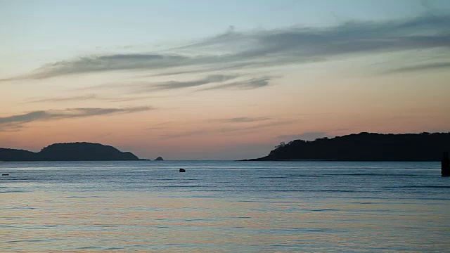 泰国普吉岛的日出。清晨拉瓦伊海滩的海景视频素材