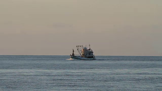 泰国普吉岛的日出。海景与渔船。清晨，拉瓦伊海滩视频素材