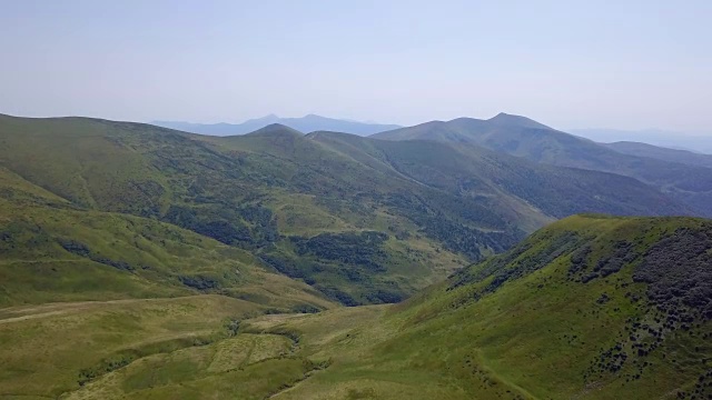 夏末令人难以置信的青山景观。喀尔巴阡山脉,乌克兰。视频下载