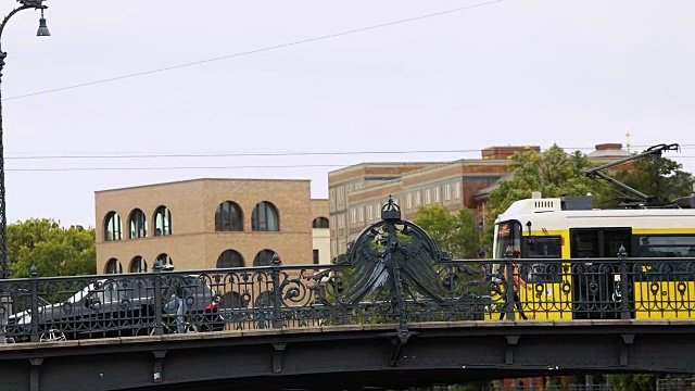 城市景观和施普雷河上的Weidendammer桥，Weidendammer Brcke，施普雷河上的旅游船只，弗里德里希大街，柏林，德国视频素材