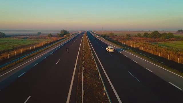 欧洲，一架无人机拍摄的高速公路和农田上空的日落视频素材