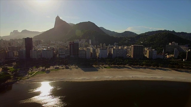 里约热内卢de Janeiro Aerial:缓慢移动到博塔弗戈海滩，建筑和救世主基督在背景中视频素材