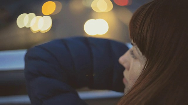 高速公路。女孩看着过往的汽车。视频素材