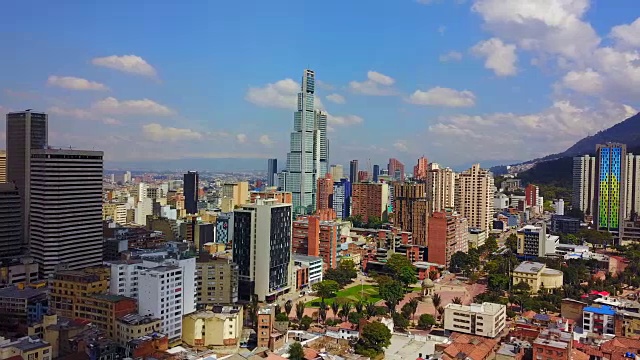 空中/无人机的市中心Bogotá，哥伦比亚3视频下载