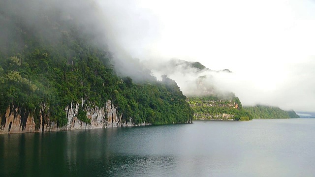 哇集拉隆功大坝景观水库与雾在傍晚泰国北碧府视频下载