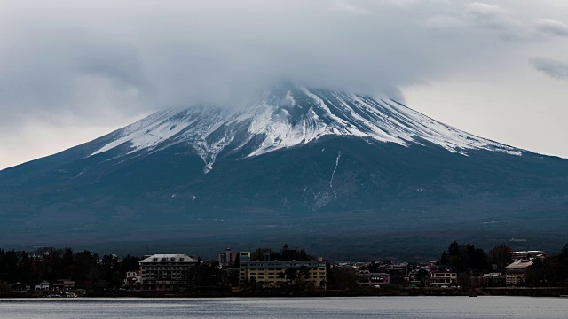 川口湖上空的富士山，上面有云(延时拍摄)视频素材